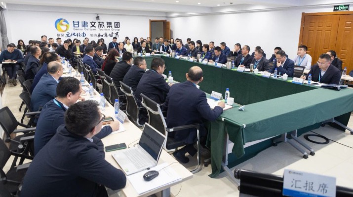 2月18日，甘肅文旅集團(tuán)召開總部部門提質(zhì)增效推進(jìn)會(huì)，集團(tuán)黨委書記、董事長石培文出席會(huì)議并講話。集團(tuán)各職能部門主要負(fù)責(zé)人圍繞2025年重點(diǎn)工作計(jì)劃、服務(wù)創(chuàng)新手段、存在的問題等內(nèi)容做工作匯報(bào)，分管領(lǐng)導(dǎo)點(diǎn)評(píng)